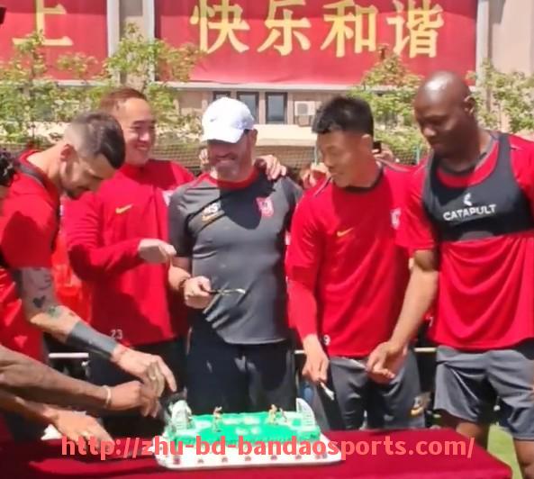 半岛体育-意甲榜首球队表情包合集：搞笑与纪念并存