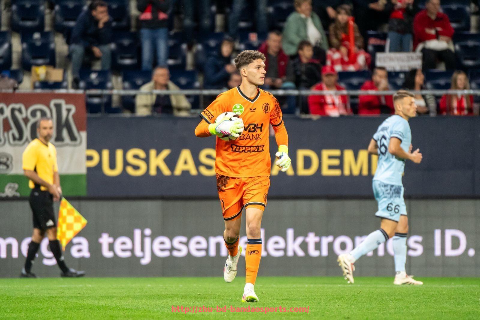 半岛体育-英超球衣右臂图案代表的含义与规则变化